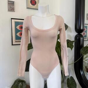 Aritzia Ribbed Seamless Scoop Longsleeve Bodysuit